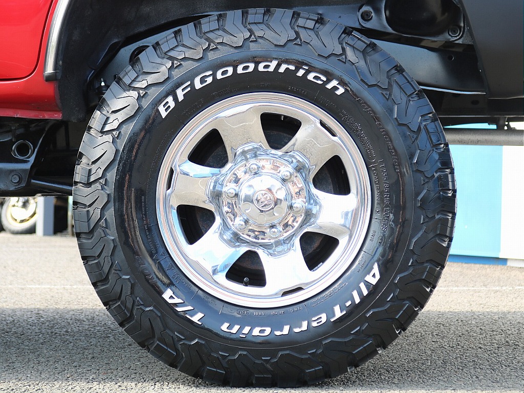 16インチスチールホイールにBFグットリッチ235/85R16サイズのATタイヤが装着済！