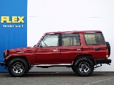 目を引く鮮やかなレッドマイカカラー！マットブラックを基調としたカッコイイ車両です！
