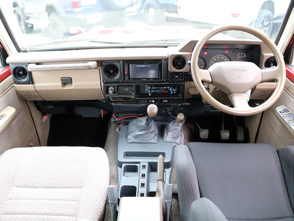 ランドクルーザーやハイエースなどを常時40台以上展示！お客様のニーズにあった最適なお車をご提案させていただきます。ご来店の際はお気軽にお問合わせください！