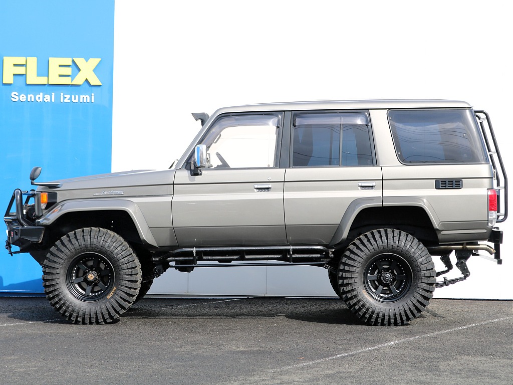 ブロンズカラーオールペイント済のハイリフトのフルカスタム車両！カスタム総額は自動車をもう一台買えてしまう程！