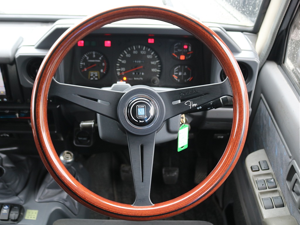 根強い人気のランクル70シリーズ！5速マニュアル車両になります！ステアリングはナルディのステアリングが装着済みです！