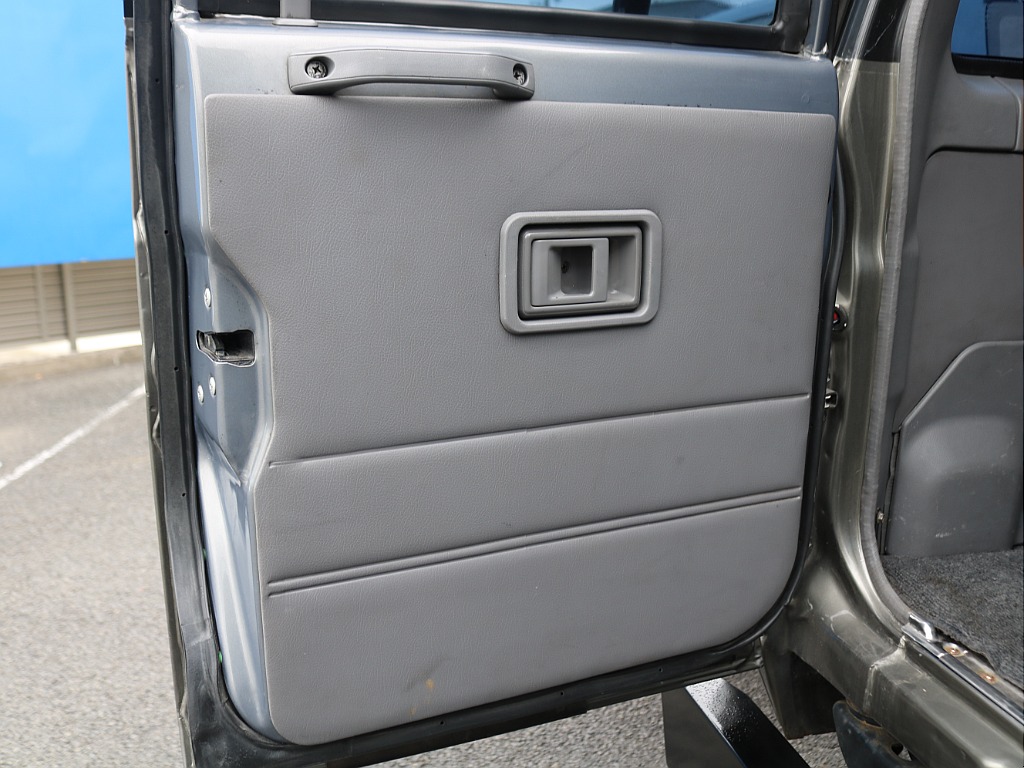 ＦＬＥＸグループは「すべての人に愛車を」をコンセプトに車種別に全国展開中！愛車と一緒に、ライフスタイルを充実させてもらいたいという思いで、ランクル仙台泉店では皆様のご要望になんでもお応えします♪