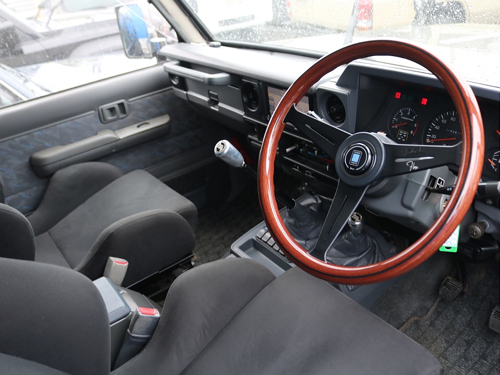 室内は専門のルームクリーニング施工済みです！小さなお子様連れのご家族様も安心してお乗りいただけます！外せる部品は外し、特殊洗剤＆専門用品で可能な限り汚れや使用感は除去します♪