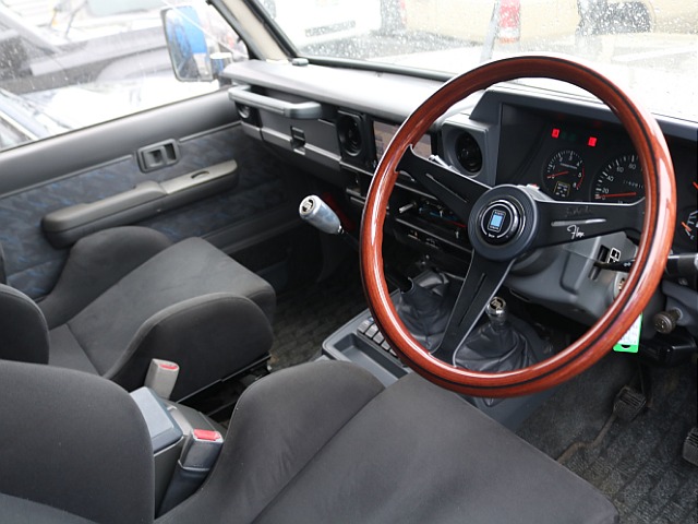 室内は専門のルームクリーニング施工済みです！小さなお子様連れのご家族様も安心してお乗りいただけます！外せる部品は外し、特殊洗剤＆専門用品で可能な限り汚れや使用感は除去します♪