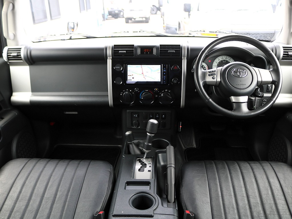 カラーパッケージの車内！スイッチ類は大きく操作しやすいのが特徴です！便利機能等のスイッチ類が装着されておらずシンプルな装備で壊れにくく、悪路を走る為に設計されております！