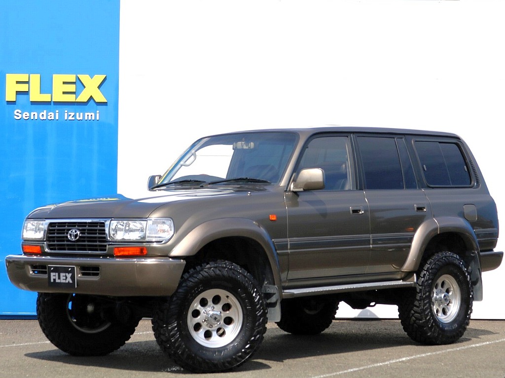 平成５年式ランドクルーザー80VXリミテッド！排気量は4500ccでガソリン車になります！ボディカラーは、目を惹くゴールド♪そんなお車が当店に緊急入庫いたしました！