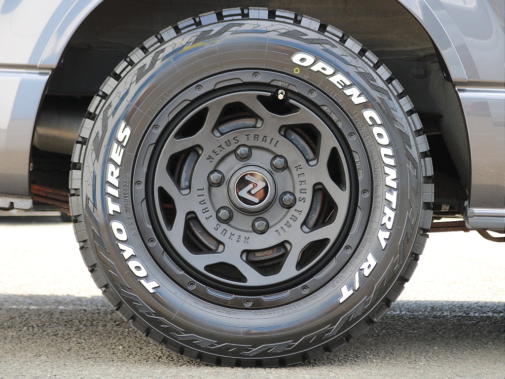 タイヤ＆ホイールはTOYOのオープンカントリーにNEXUS TRAIL NT1の16インチAWを装着済み！