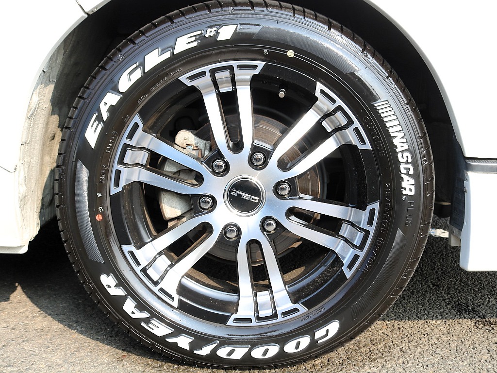 タイヤ＆ホイールはデルフ17インチAWにナスカータイヤを装着！