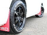 赤色のTRDマッドフラップがパールホワイトのボディに良いアクセントを♪