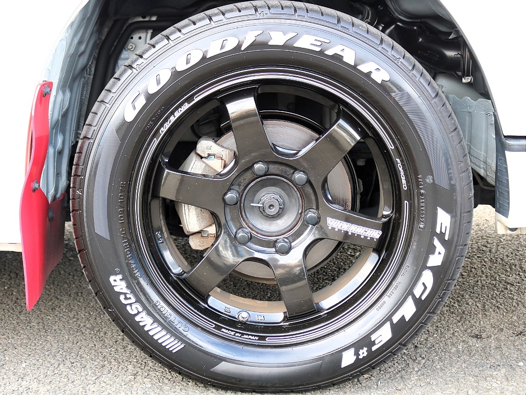 タイヤ＆ホイールはRAYS TE-37にナスカータイヤを装着！