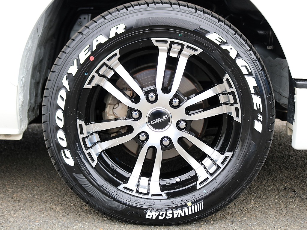タイヤ＆ホイールはデルフ17インチAWにナスカータイヤの組み合わせ！