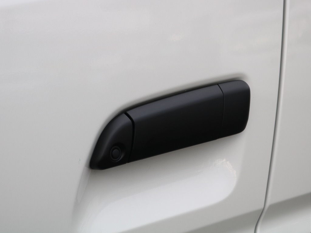 室内は専門のルームクリーニング施工済みです！小さなお子様連れのご家族様も安心してお乗りいただけます！外せる部品は外し、特殊洗剤＆専門用品で可能な限り汚れや使用感は除去します♪