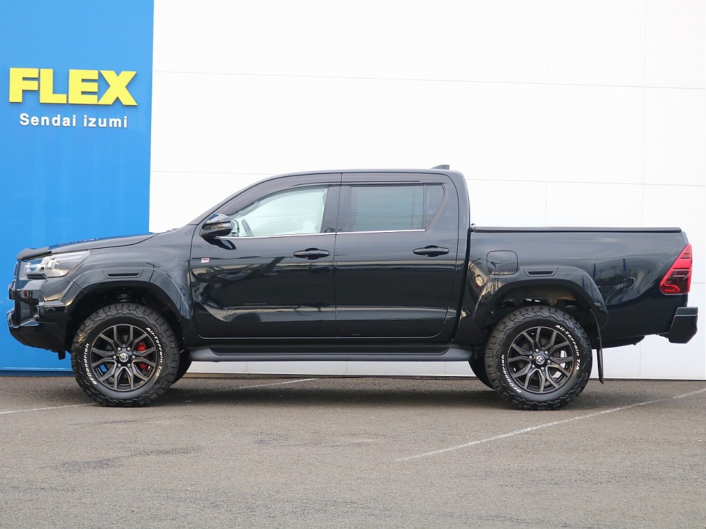 前下がりのハイラックスですが、フロントをリフトアップする事で平行に近くなり、正面からの迫力が増します♪