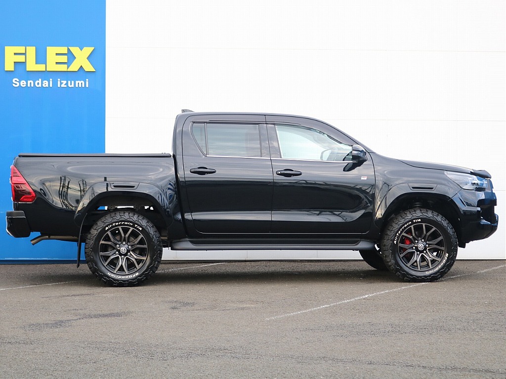 Zグレードから大きく変わった部分といえばやはりエクステリア！フェイス周り、オーバーフェンダー、専用アルミホイール、などなど大きく外装の意匠変更されております！