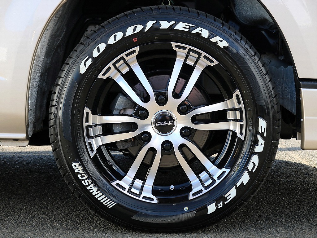 FLEXオリジナルのデルフ02、17インチAWにナスカータイヤの組み合わせ！