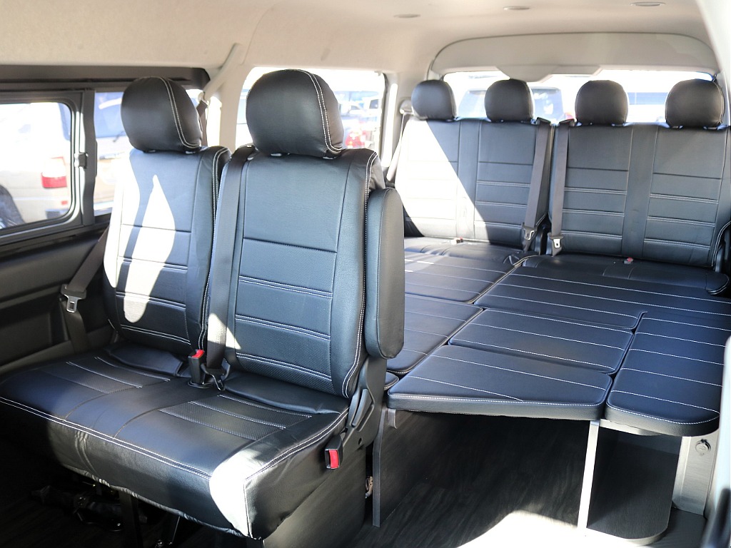 オリジナル内装架装「Ver１」特有のシート配列！ベッドキットにすることで車中泊や長距離移動も楽しく過ごせます♪