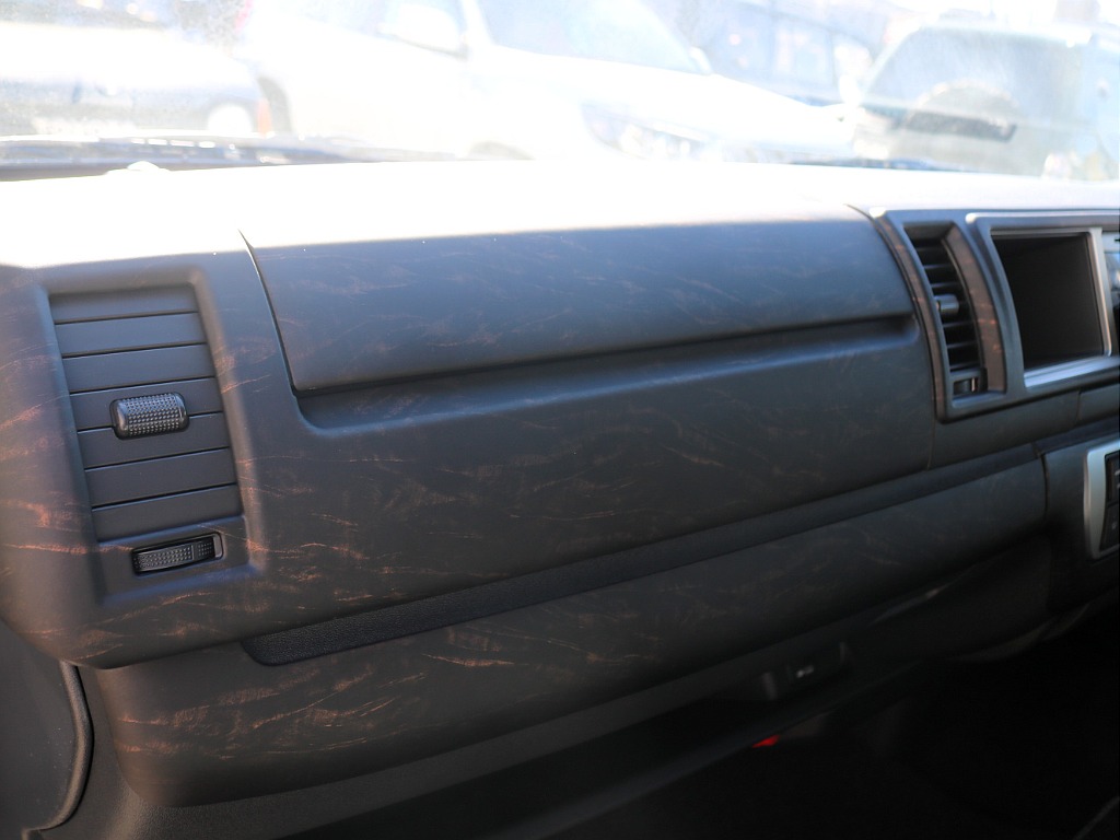 黒木目インテリアパネルを装着済みです♪内装も高級感が増します♪