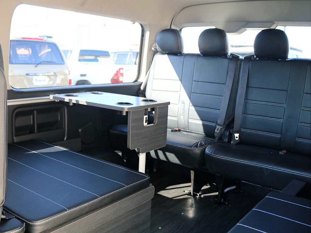 サードシートを後ろ向き乗車にすることで対面乗車を実現！サイドテーブルも装備済みですので飲食などもできます♪