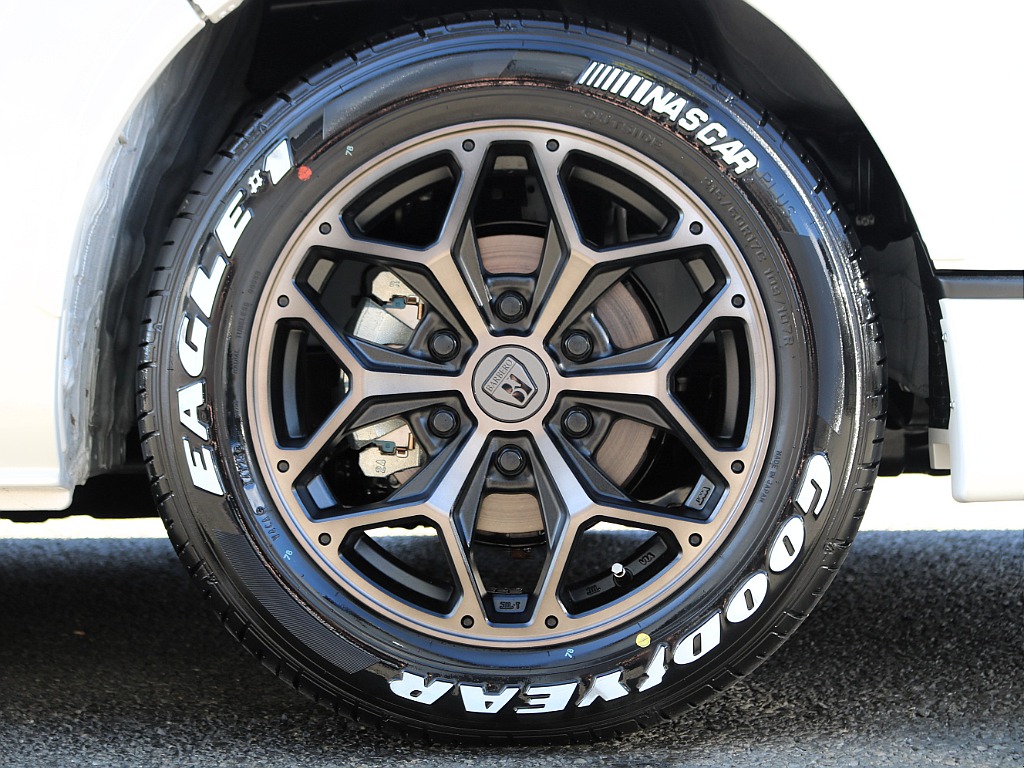 足元はBARBERO17インチAWにナスカータイヤを装着済みです♪パールの車両と相性バッチリ♪