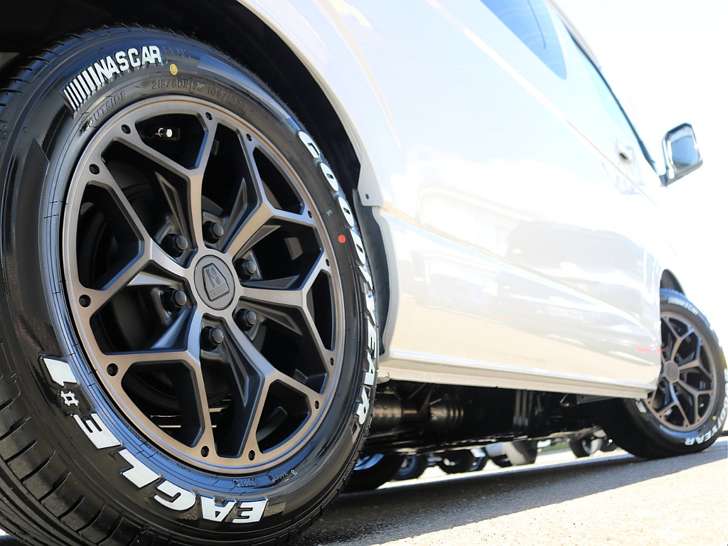 ＦＬＥＸグループは「すべての人に愛車を」をコンセプトに車種別に全国展開中！愛車と一緒に、ライフスタイルを充実させてもらいたいという思いで、ランクル仙台泉店では皆様のご要望になんでもお応えします♪