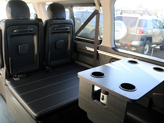 サードシートは後ろ向き乗車です♪どこに座っても楽しめる配列になっております♪