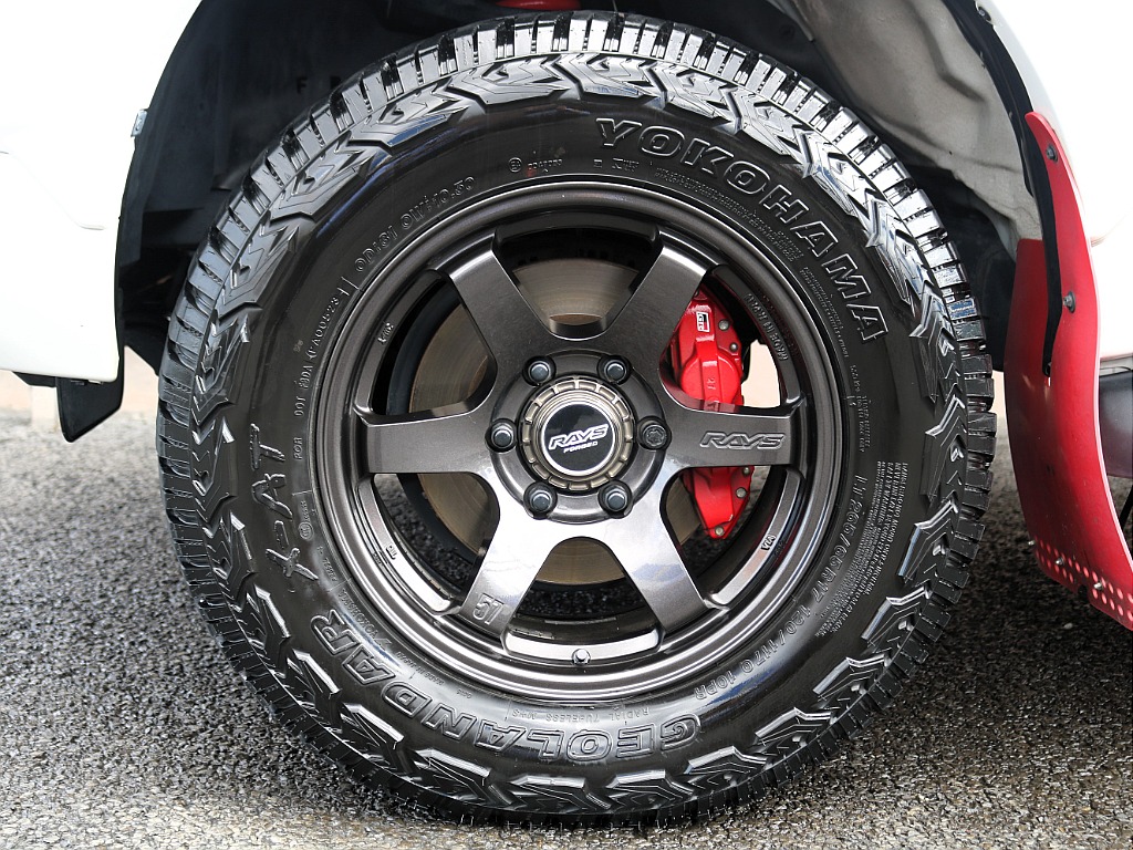 タイヤはRAYS17インチAWにヨコハマのジオランダーX-AT265/65R17を装着済みです！