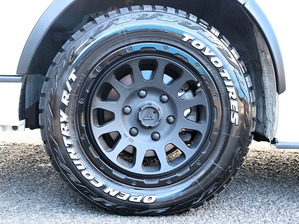 タイヤ＆ホイールはデルタフォース17インチAWにTOYOオープンカントリーを装着済みです♪