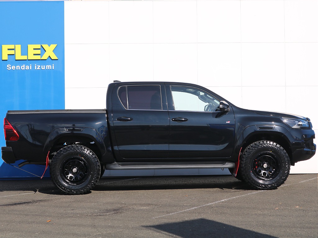 前下がりのハイラックスはフロントを2インチリフトアップすることで平行になり正面から見たときの重厚感と迫力が増します♪