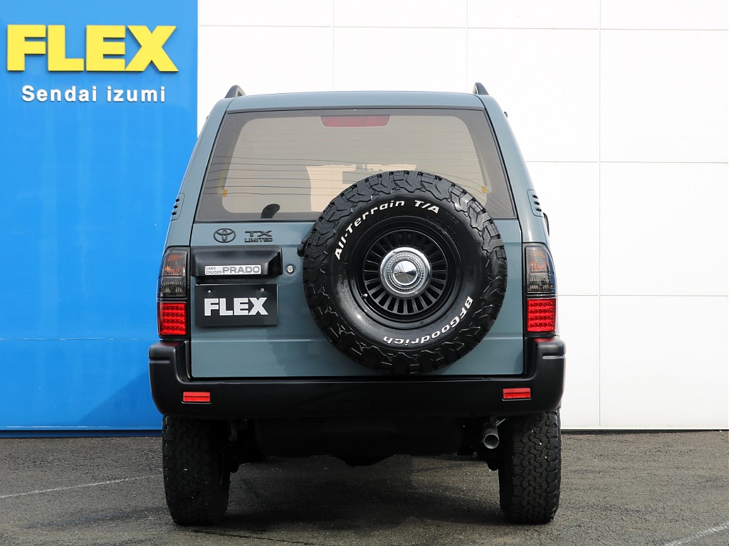 背面タイヤは足元と統一されておりますので後ろから見ても映えるお車です♪