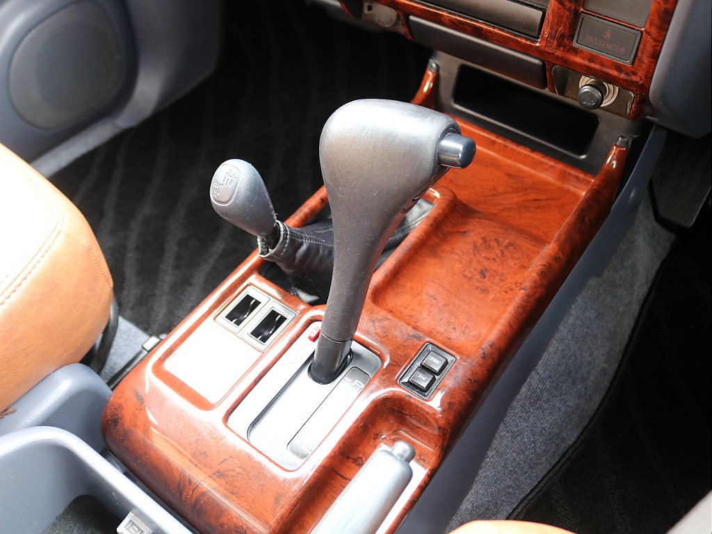 内装は木目調パネルなど各所にお洒落ポイントがございます♪