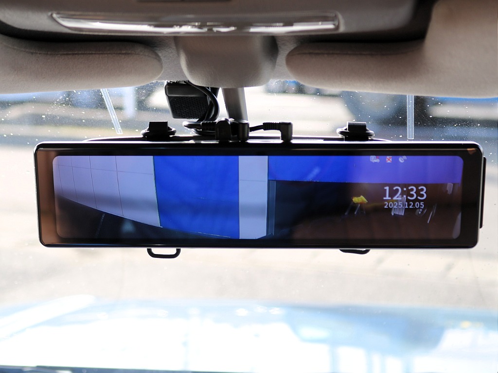 社外デジタルインナーミラーを装着済みです♪画面も大きく見やすくなっております♪ドライブレコーダー機能も備わっています♪
