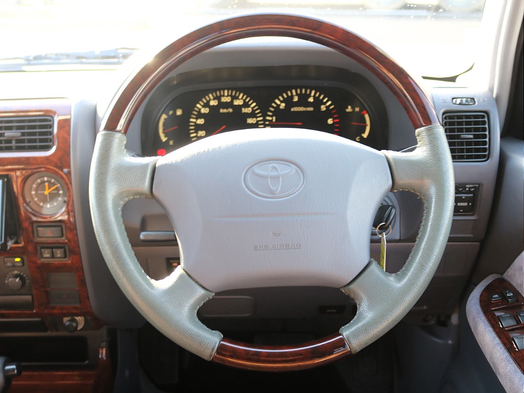 ステアリングまで木目調があしらわれております♪運転していても気分が上がりますね♪