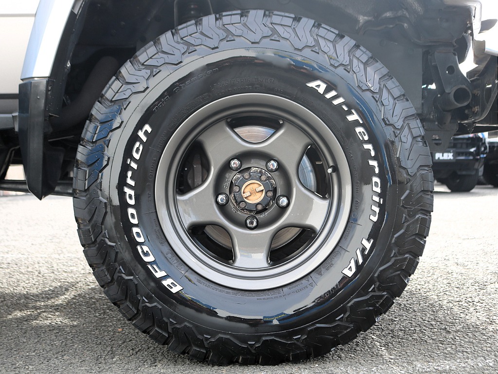 タイヤはブラッドレーV16インチAWにBFグッドリッチの285ATタイヤを装着済みです♪