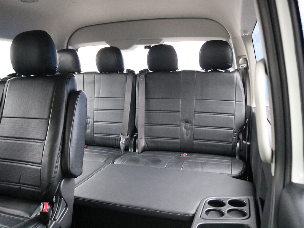 最後列にスマートベッドキットを搭載♪足を伸ばせてゆったりくつろぎ空間♪