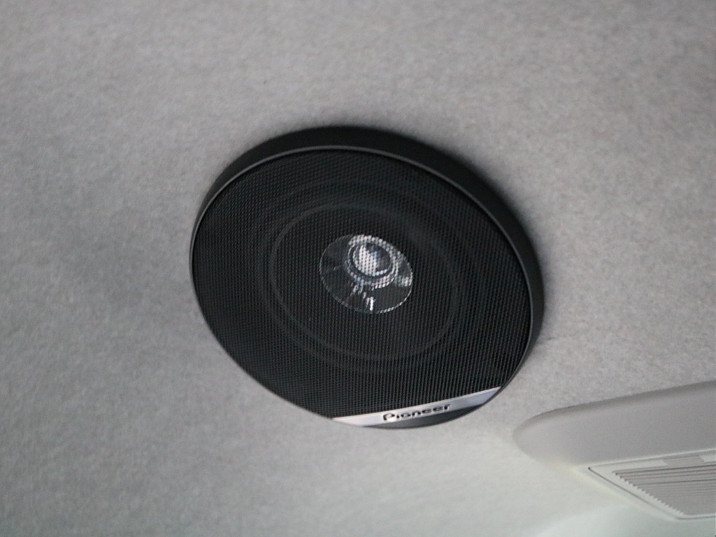 ルーフスピーカーを装着済み♪映像も音も楽しめる空間になります♪