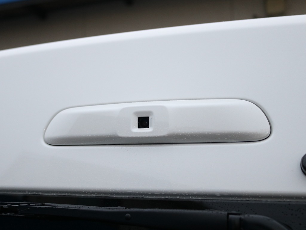 メーカーオプションのデジタルインナーミラーも完備♪後ろの長いハイエースでも安心して後方確認できます♪