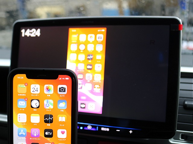 HDMIポートに携帯を接続をすると画面をミラーリングできます♪