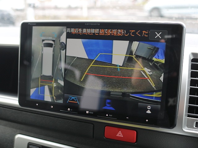 もちろんバックカメラ、そしてメーカーオプションのパノラミックビューモニターなどの装備も完備！