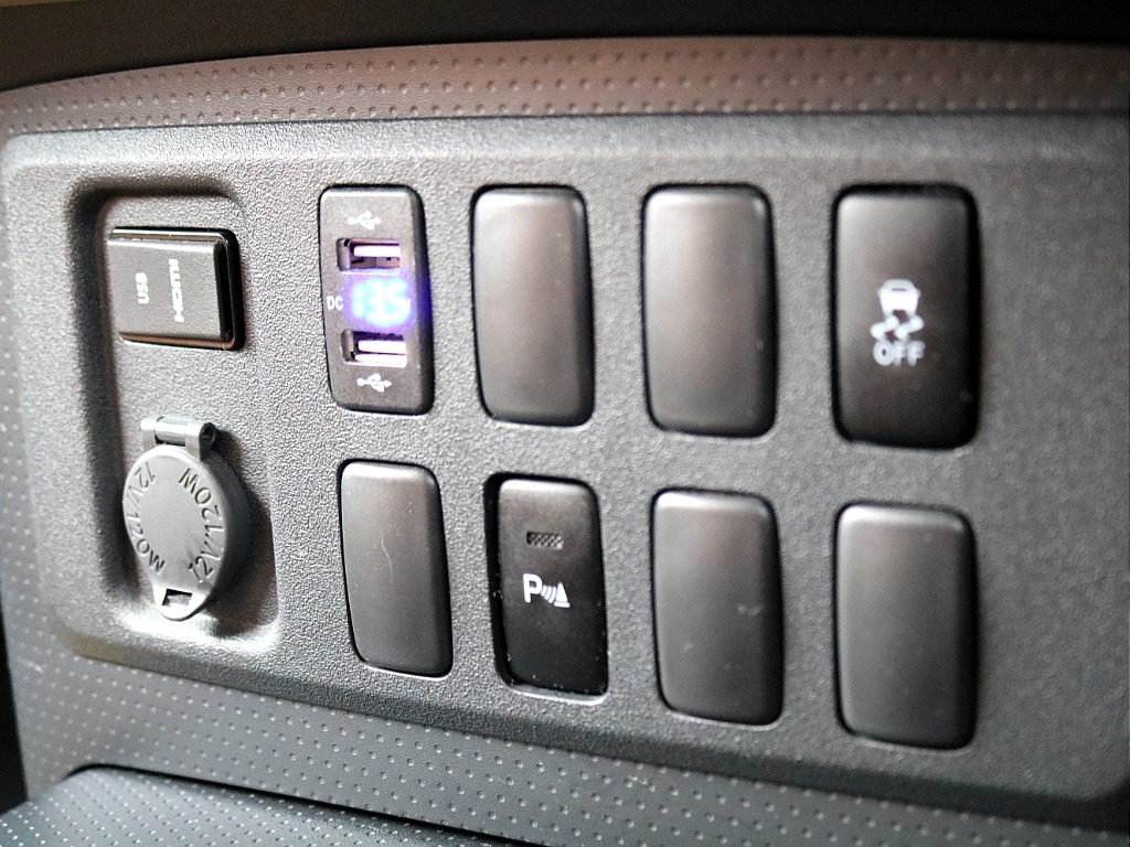 USBポートやHDMIポートが装備済みですので充電や携帯のミラーリング等、多用途にお使いいただけます♪