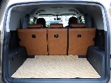荷室にはラゲッジマットを装備済みです♪荷室は樹脂パーツになっておりますので耐水性にも優れております♪