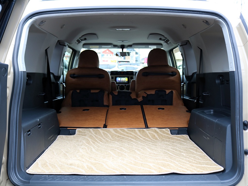 2列目シートを倒すと広々お使いできます♪キャンプやアウトドアシーンで活躍しますね♪スノーボードやゴルフクラブ等、長物も積めます♪