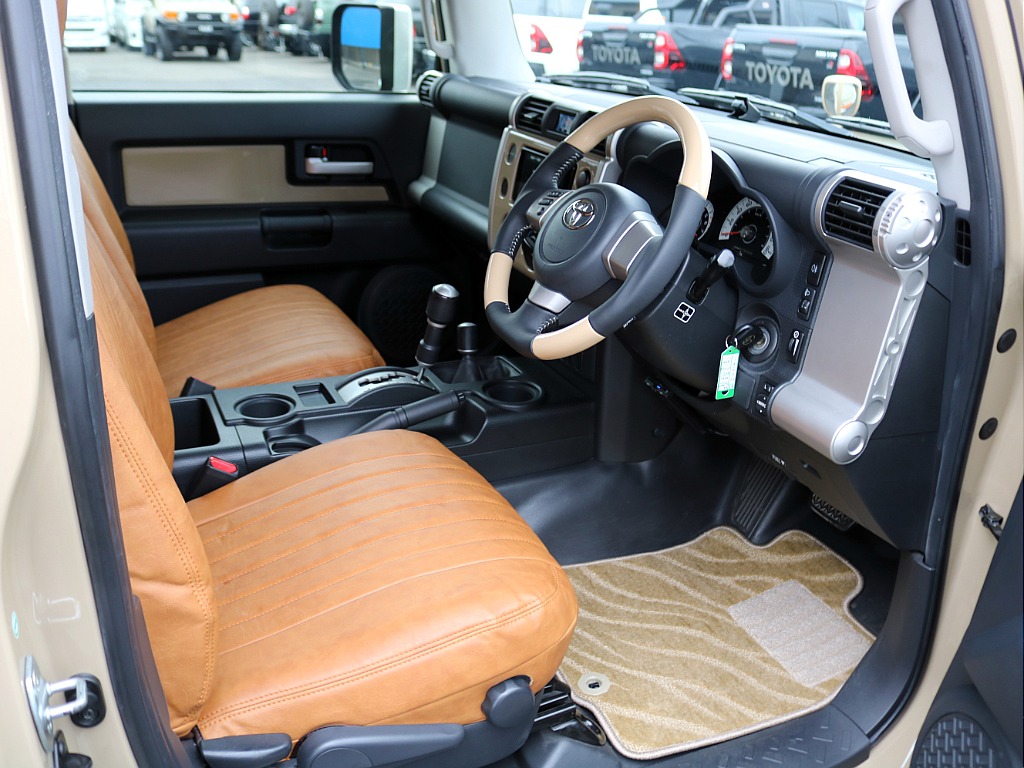 内装は茶内装でお洒落に仕上げております♪