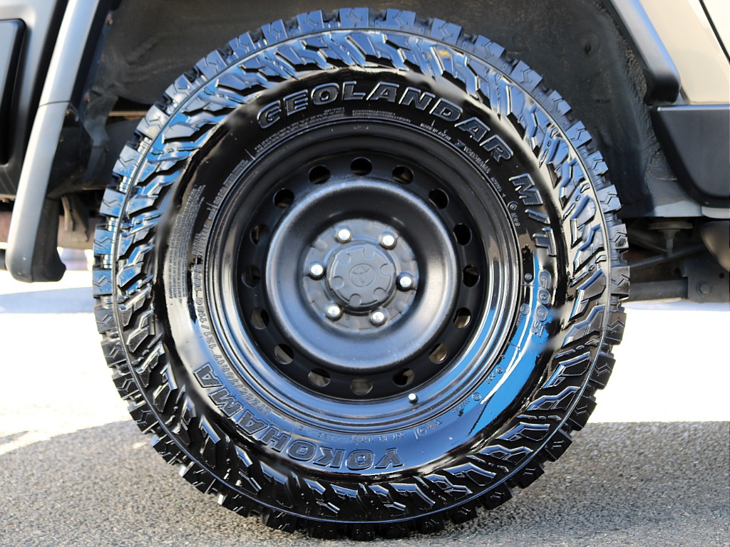 足元は17インチ純正スチールホイールにYOKOHAMAジオランダーM/Tタイヤをインストール！