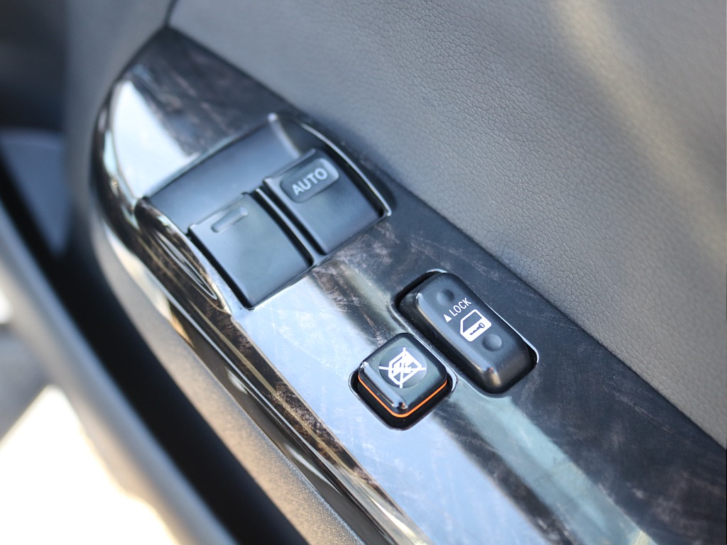 ドアスイッチパネルもダークプライムⅡ専用加飾になっております♪