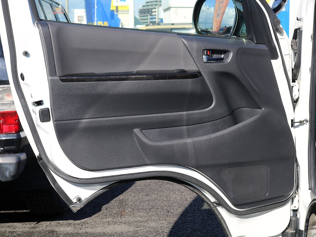 ＦＬＥＸグループは「すべての人に愛車を」をコンセプトに車種別に全国展開中！愛車と一緒に、ライフスタイルを充実させてもらいたいという思いで、ランクル仙台泉店では皆様のご要望になんでもお応えします♪