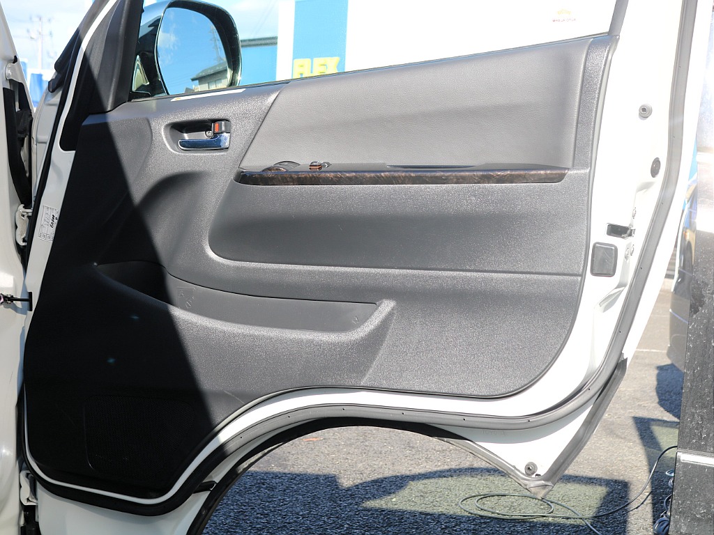 ＦＬＥＸグループは「すべての人に愛車を」をコンセプトに車種別に全国展開中！愛車と一緒に、ライフスタイルを充実させてもらいたいという思いで、ランクル仙台泉店では皆様のご要望になんでもお応えします♪