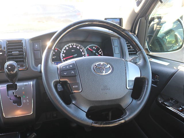 ダークプライムⅡはステアリングも特別加飾されています♪大人なカッコよさがありますね♪