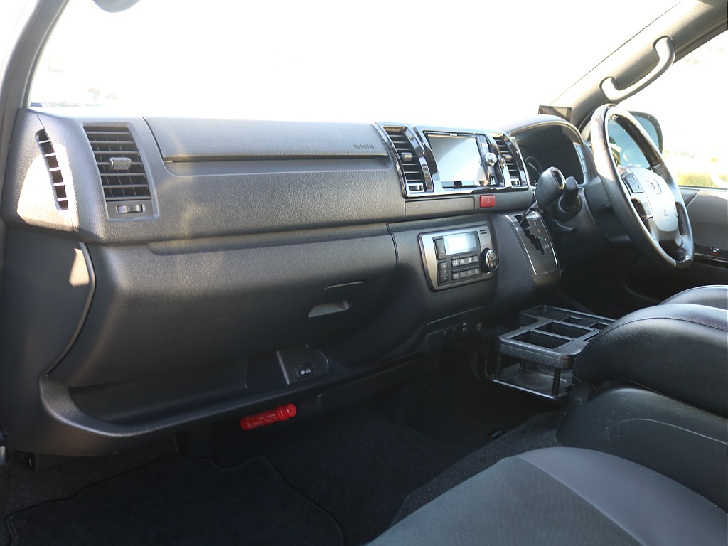 ダークプライムⅡ特有の黒木目マホガニー調のインテリアパネル♪助手席エアバックも装備済みです♪