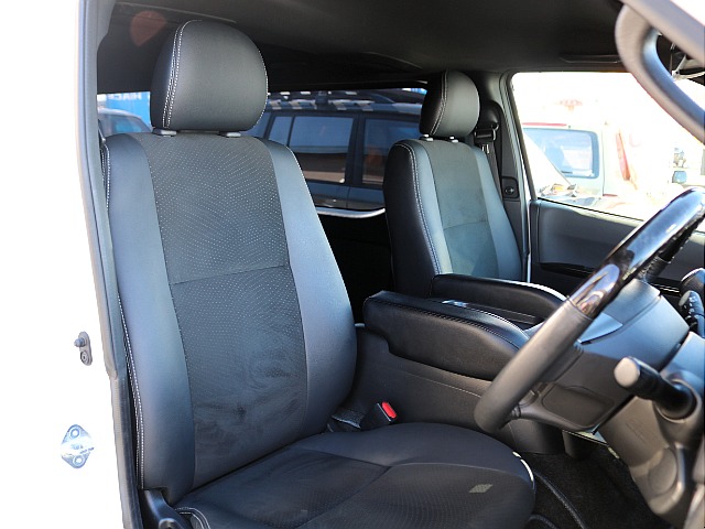 シートはダークプライムⅡ特有のハーフレザーシートになっております♪座り心地も快適なシート♪