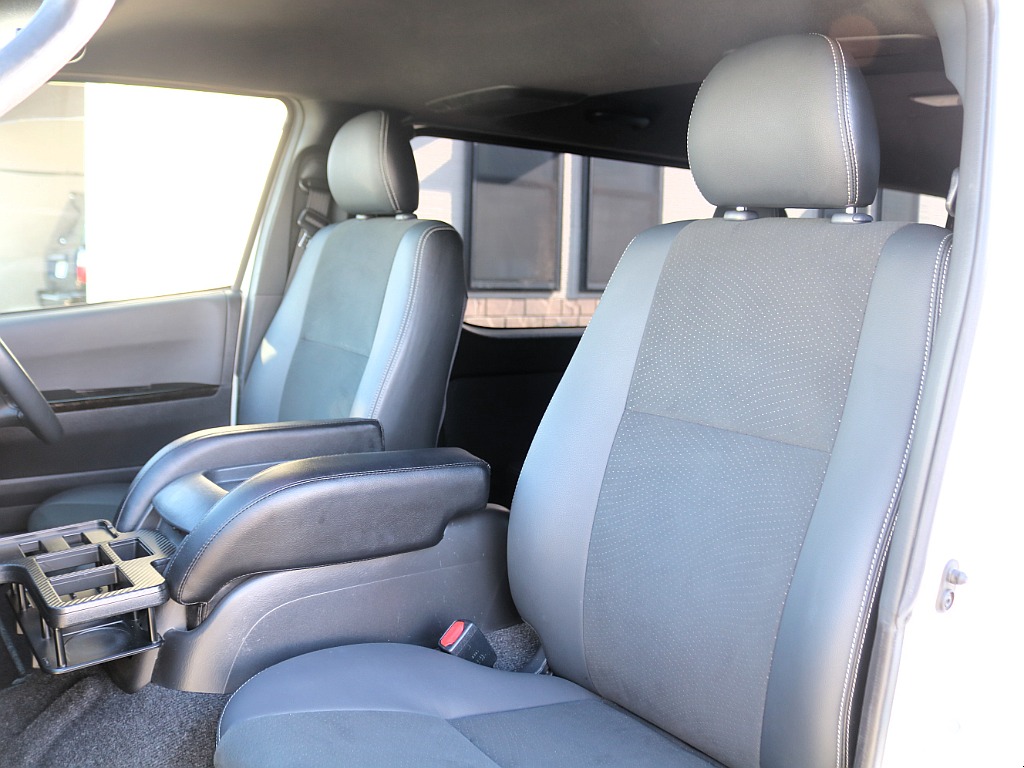 室内は専門のルームクリーニング施工済みです！小さなお子様連れのご家族様も安心してお乗りいただけます！外せる部品は外し、特殊洗剤＆専門用品で可能な限り汚れや使用感は除去します♪